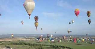 France: 343 balloons flight breaks world record