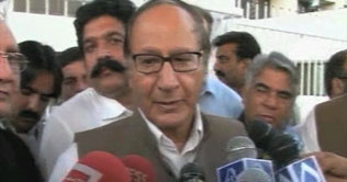 Sharif brothers want to take mileage by govt, judiciary clash: Shujaat 