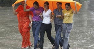 One dies as heavy rain lashes Mumbai city 