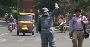 Patient in vehicle dies while being detained by traffic cop