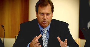 Australian official refuses to single out China