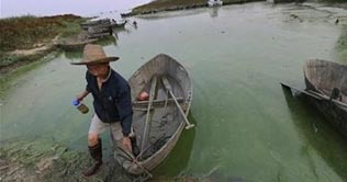 Drought exposes floating village in China 