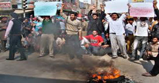 Multan: Citizens protest against worst sewerage system