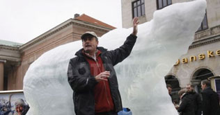 Ice sculptor marks global warming