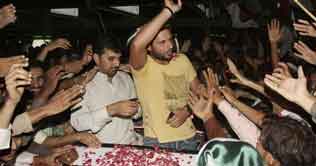 Karachi: Afridi warmly received by fans