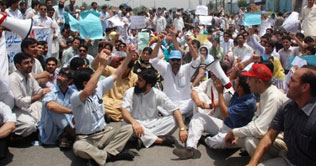 Helpless patients waiting for doctors in Balochistan 