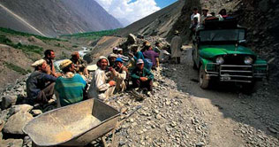 Skardu: Transporters protest against weight limit
