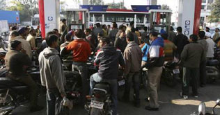 Lahore: Petrol shortage increases peoples miseries