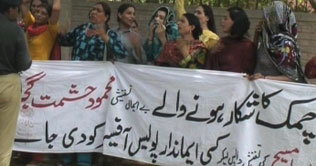 Sargodha: Eunuchs protest against police