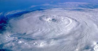 Cyclone threat: Sea swimming banned in Karachi