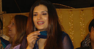 Resham loses Rs 50, 000 at Lailas home