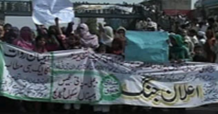 Women carrying pitchers protest in Rawat