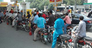 Government fails to rescue petrol crisis 