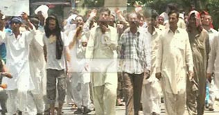 Faisalabad: Workers protest against non-payment of salaries