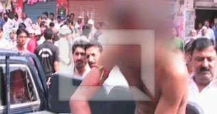 Gujranwala: Two alleged robbers beaten by citizens