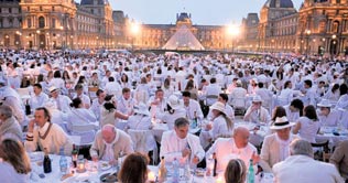 4,000 attend White Dinner in Paris