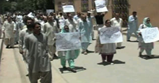 Quetta: Young doctors protest against code of ethics