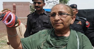 Sarabajits sister Dalbir Kor comes on Ali Hajveri tomb
