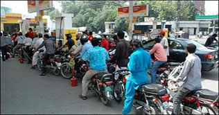 Petrol shortage keeps vehicles off roads in Faisalabad 