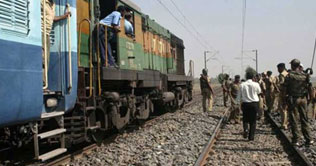 Maoists blow up railway track in India 