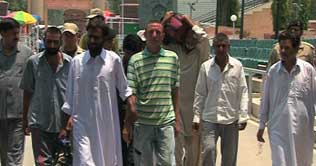 Six prisoners reach Lahore from India