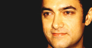 Amir Khan turns item boy for Delhi Belly