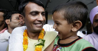 Freed India sailors reach Delhi; families rap Indian govt