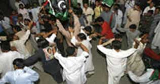 Faisalabad: PPPs workers rush at BBs birthday cake