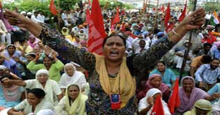 Indian womens novel protest against oil price hike