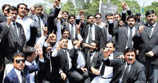 Kurd leads a rally against judges abduction