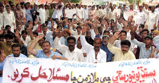 Karachi: Govt assurance, lower education workers call off strike