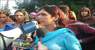 Eunuchs protest against police in Gujranwala 