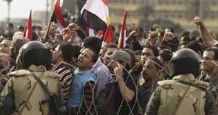 Egypt: Protesters attack State Security Force's headquarter 