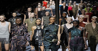 Paris Fashion Show: Feminine dresses in juicy colors displayed in show