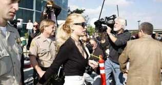 Court hears Lindsay Lohans necklace stealing case