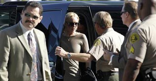 Judge delays jail sentence in Lohan theft case