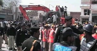 Lahore: Traders stage protest against Operation Clean-up