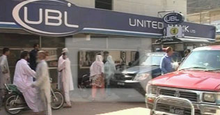 Robbers take away Rs 6.2 million in Karachi stickup