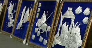 Chinese makes relief paintings out of used cans