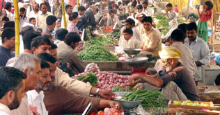 Multan: Sub-standard goods being sold in Sunday Bazaar