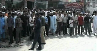 Lahore: Man looted of 17.5 million rupees outside Hafeez Centre