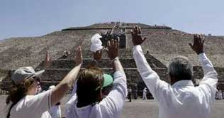 Thousands people welcome spring equinox