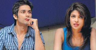 Priyanka, Shahid inseparable at Shahrukhs party