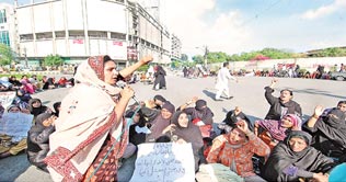 Obaro: Police baton-charge lady health worker, many injured