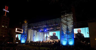 People enjoy concert in front of Obelisk's monument 