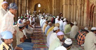 Pakistanis pray for victory over India