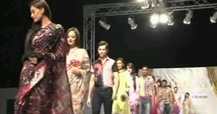 Models walk the ramp, exhibit lawn collection in Faisalabad