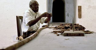 Cuban, breaking own record, rolls longest cigar