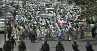 Lahore: Teachers protest in front of Punjab Assembly 
