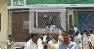 Taunsa: Bank robber throws hand grenade killing 4